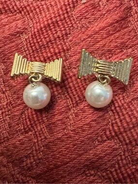 EUC - ♠️ Kate Spade ♠️ “All Wrapped Up Gold Bow Pearl Drop Earrings
